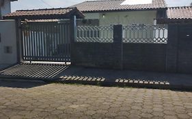 Casa próximo a praia com churrasqueira e ar condicionado!